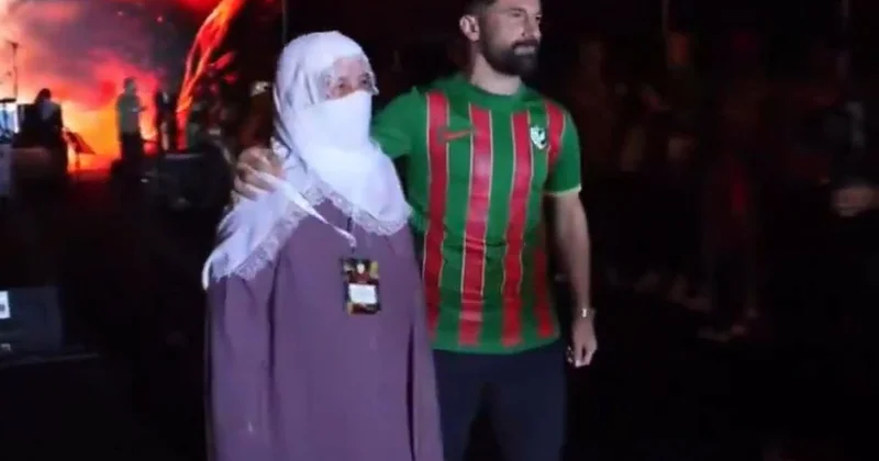 Amedsporlu Celal Hanalp, kupa törenine annesi ve Sırrı Süreyya Önder’in sesiyle çıktı