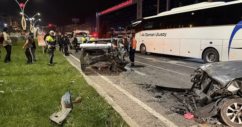 Zincirleme kazada araçlar hurdaya döndü Sözcü Gazetesi