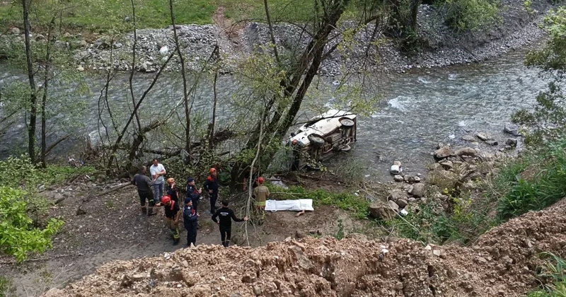 Kontrolden çıkan kamyonet dereye uçtu; sürücü hayatını kaybetti Sözcü Gazetesi