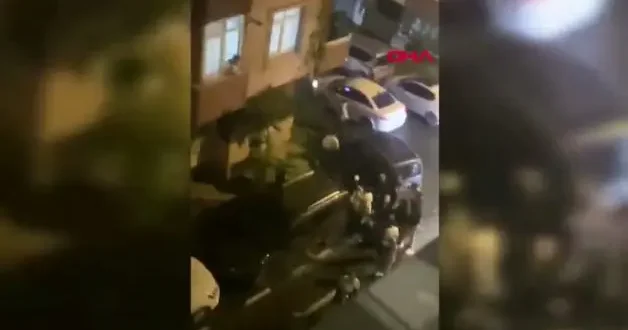 Gaziosmanpaşa da araç parkı yüzünden kavga çıktı, mahalleli ile sürücüler birbirine girdi