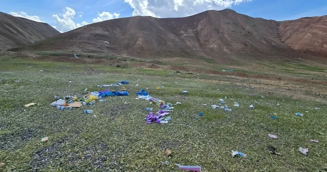 Gökkuşağı Tepeleri nde çöp tepkisi: Doğaseverler alanı temizledi Iğdır Haberleri