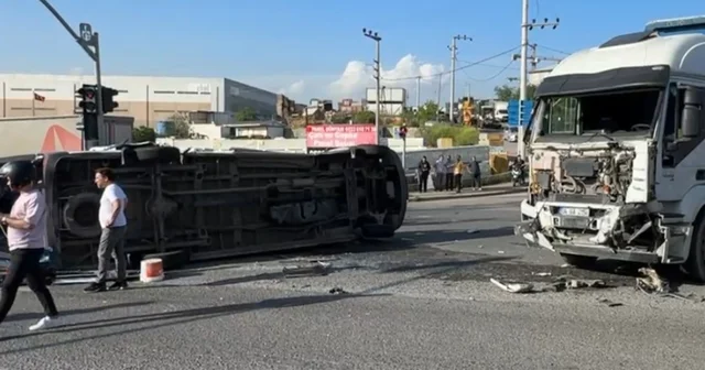 TIR ile çarpışan işçi servisi devrildi: 8 yaralı Kocaeli Haberleri