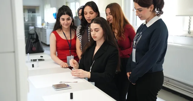 Geleceğin diş hekimleri ve eczacıları sektörün nabzını tuttu KOSTÜ de bilim rüzgarı Kocaeli Haberleri