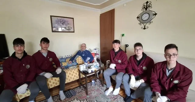 Bayburt ta öğrenciler yaşlı vatandaşın ev işlerine destek oldu Bayburt Haberleri