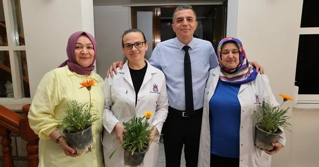Başkan Şimşek çalışan anneleri çiçekle sevindirdi Manisa Haberleri
