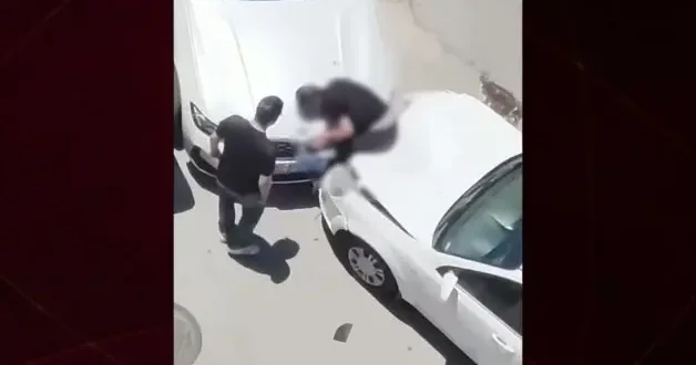 Çin de yol verme kavgası dehşetle bitti: Sürücüyü aracın kaputuna sıkıştırdı
