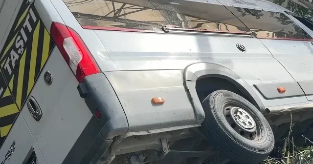 Alanya da okul servisi bahçeye devrildi: 6 öğrenci yaralandı VİDEO İZLE