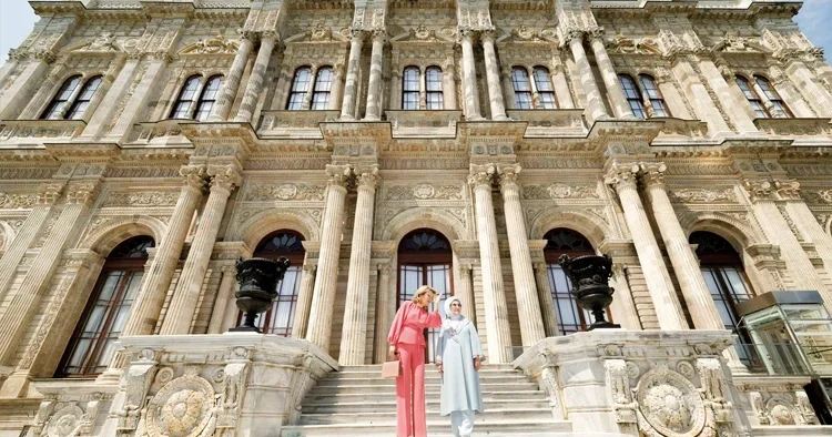 Kraliçe’den 428 kişilik ekonomi çıkarması