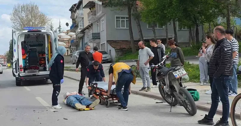 Kütahya’da yayaya yol vermek için duran otomobile motosiklet çarptı: 1 yaralı