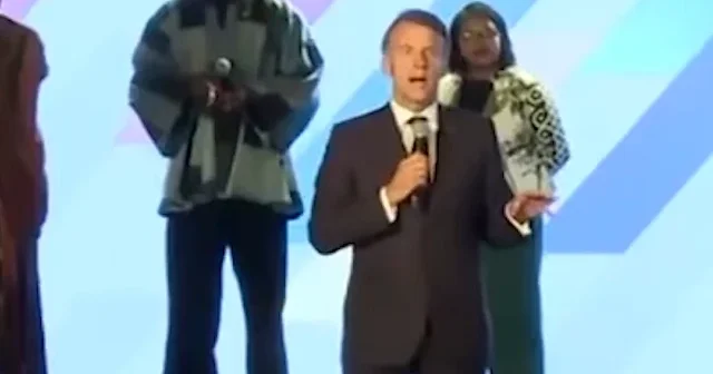Macron Kenya da aniden sahneye fırladı: Gürültü yapan katılımcıları azarladı VİDEO İZLE