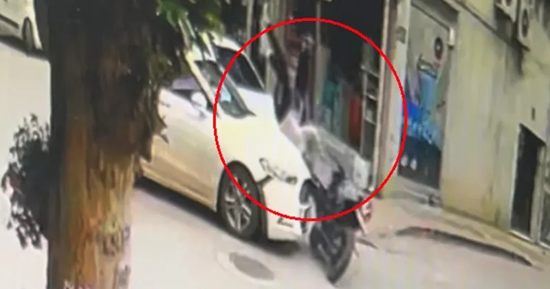 Otomobil ile motosiklet kafa kafaya çarpıştı: Kaza anı kamerada