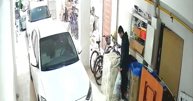 Asma kilitten ayakkabıya kadar toplam 152 bin TL lik hırsızlık yaptı Altı ayrı hırsızlık olayından kesinleşmiş 6 yıl 8 ay hapis cezası da bulunan şahıs yakalandı Eskişehir Haberleri