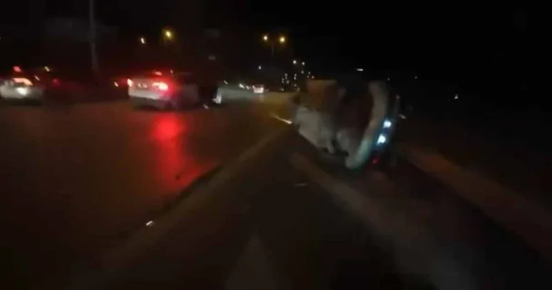 D 100’de otomobil bariyerlere çarptı! Motosiklet sürücüsü kıl payı kurtuldu