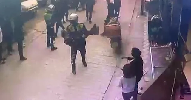 Yangında mahsur kalan yaşlı kadını jandarma ekipleri kurtardı Yaşanan can pazarı güvenlik kamerasında Manisa Haberleri