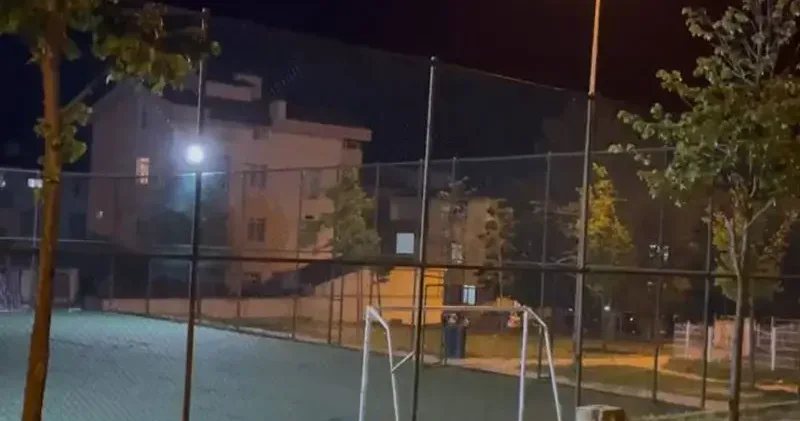 Büyükçekmece de parkta bıçaklı kavga: 2 ağır yaralı