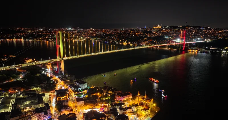 15 Temmuz Şehitler Köprüsü Galatasaray ın renklerine büründü Son dakika haberleri