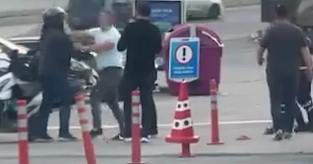 Başakşehir’de yumruklu kavga kamerada: Motosiklet sürücüsü bayıldı VİDEO İZLE
