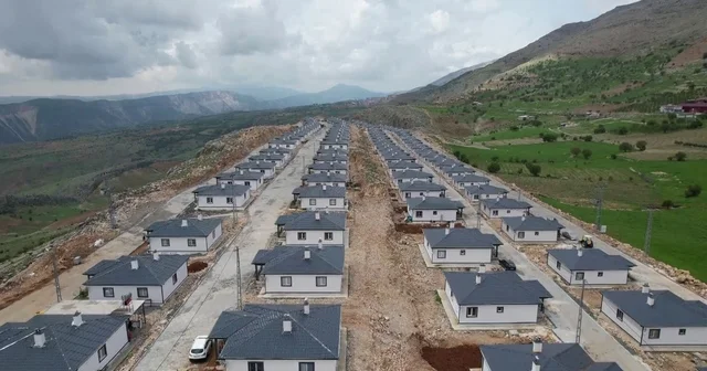 Sarp kayalıklar üzerine inşa edilen köy evleri, depremzedelere yuva oldu Adıyaman Haberleri