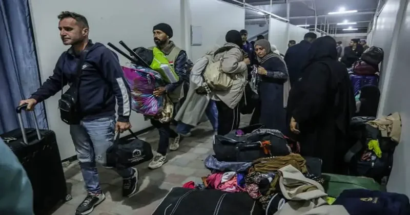 Refah Sınır Kapısı üzerinden Gazze ye dönen bir grup Filistinli ailelerine kavuştu