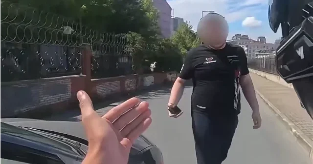 Trafikte polis kimliği tartışması kamerada: Onu terzide dikiyorlar VİDEO İZLE