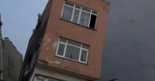 Erdek te inşaat kazısı sırasında temeli zarar gören 2 katlı bina yıkıldı Balıkesir Haberleri
