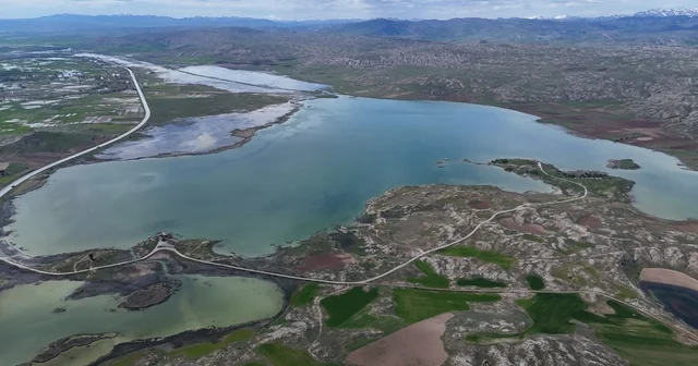 Sivas ta kar eridi yağmurlar arttı, kentin en büyük gölü taştı Sivas ın en büyük gölü taşarak çevresinde yeni göletler oluşturdu Sivas Haberleri
