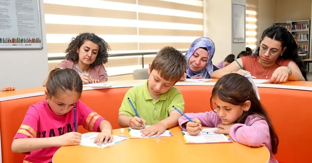 Hayatımın İlk Kütüphanesi Annem Anne ve çocukların gönüllerine dokundu Anneler ile çocukların sevgisi Osmangazi de taçlandı Bursa Haberleri
