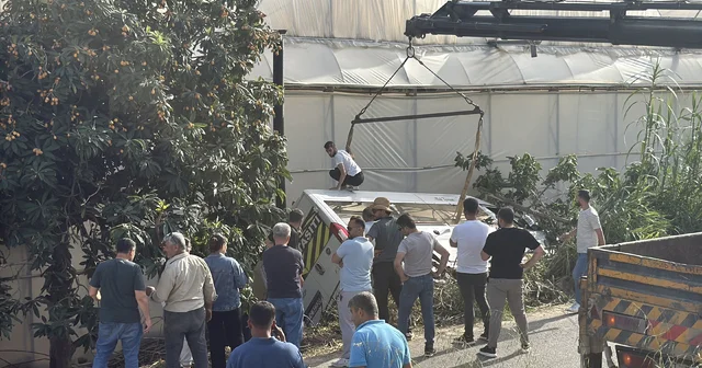 Öğrenci servis minibüsü bahçeye devrildi: 6 yaralı Antalya Haberleri