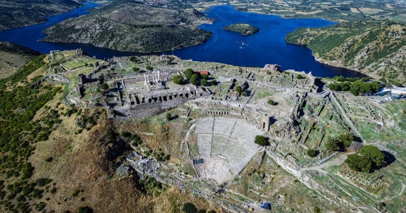 Bergama daki Akropolis yapılarıyla geçmiş ve bugünü aynı manzarada