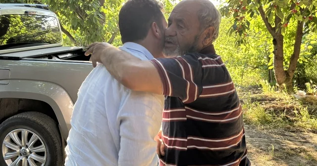 AK Parti Lapseki İlçe Teşkilatından, kurucu başkanına meyve bahçesinde teşekkür belgesi Çanakkale Haberleri