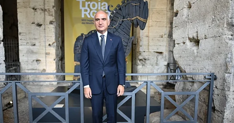Roma nın kalbi Kolezyum da Troya nın hikâyesi dünyayla buluştu: Troya, 221 eserle Kolezyum da