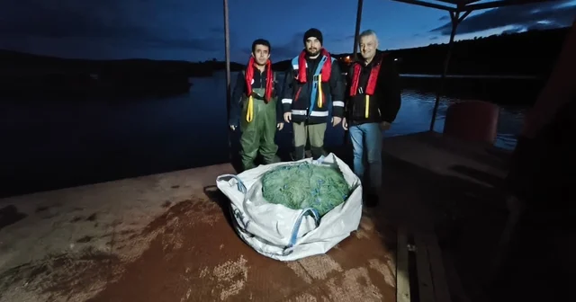 Kastamonu da barajda kaçak avlanan sazanlar yeniden suya bırakıldı Kastamonu Haberleri