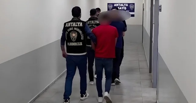 Antalya da 1,2 milyon liralık dolandırıcılığa 4 tutuklama Karşılıksız çekle seramik malzeme aldılar, polis operasyonuyla yakalandılar Antalya Haberleri