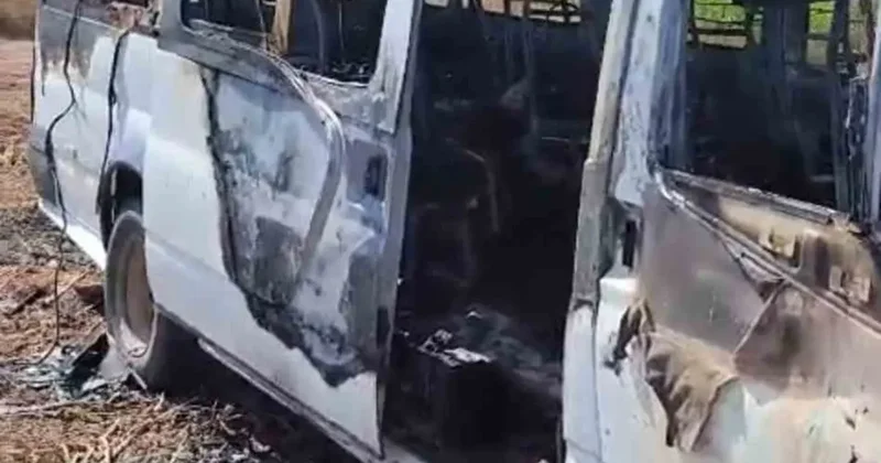 Park halindeki minibüs alev aldı
