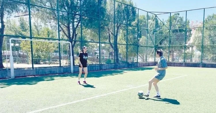 Eski milli futbolcu kız kardeşler öğrencileriyle yeşil sahada…