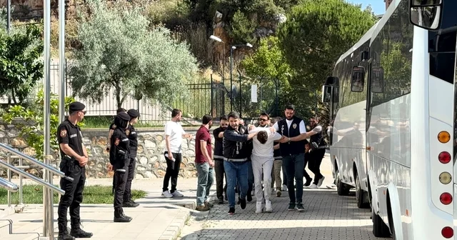 Helikopter ve özel harekat destekli baskın sonrası 29 şüpheli adliyeye getirildi 52 kişinin gözaltına alındığı operasyonda adliyeye 2. sevk başladı Bursa Haberleri