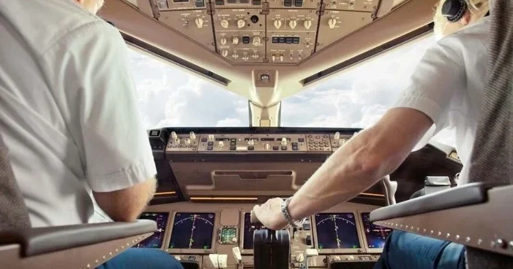 Sahte pilot 17 yıl ehliyetsiz uçmuş