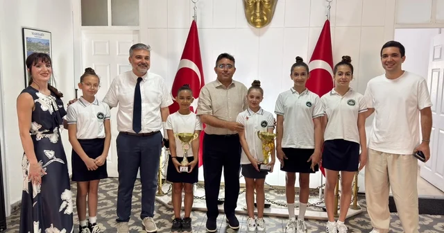 Türkiye şampiyonu jimnastikçilerden Marmaris Kaymakamı Kaya ya ziyaret Muğla Haberleri