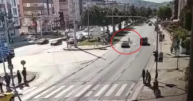 12 yaşındaki çocuğun hayatını kaybettiği feci kaza kamerada: Gözyaşlarıyla uğurlandı Samsun Haberleri