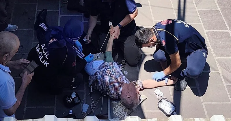 Cenazede kalp krizi: Arkadaşının ardından yere yığıldı