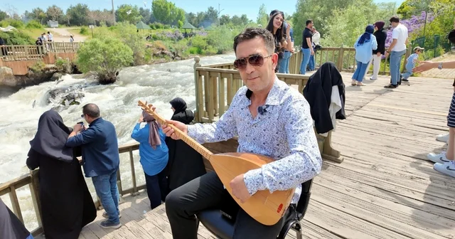Kaçak avcılığa dikkat çekmek için bağlama çalıp, türkü okudu Van Haberleri