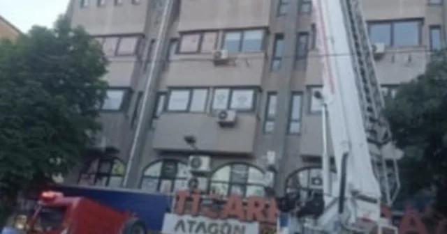 Binanın dış cephesindeki beton parçalar yayaların arasına düştü Eskişehir Haberleri