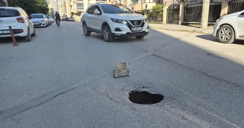 Eskişehir de yol çöktü, sürücüler zor anlar yaşadı