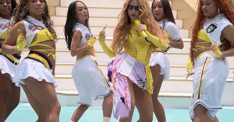 Dünya Kupası açılışında sahne alan Shakira ortalığı yıkıp geçti