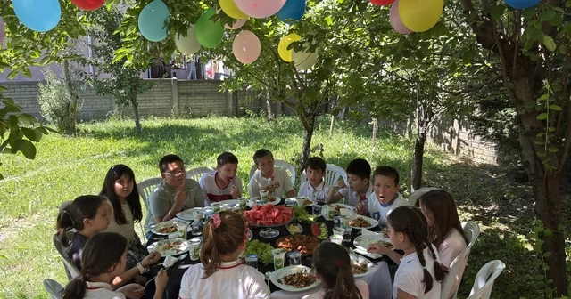 3 yıldır öğrencilere bahçesini açan çift, bu yıl da geleneği bozmadı Sakarya Haberleri