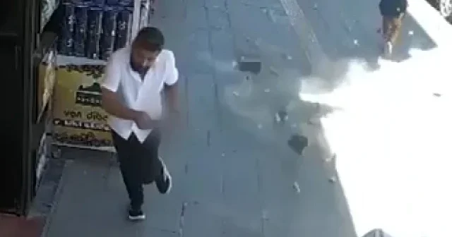 Van da korku dolu anlar kamerada: Binadan kopan beton parçalarından saniyelerle kurtuldular VİDEO İZLE