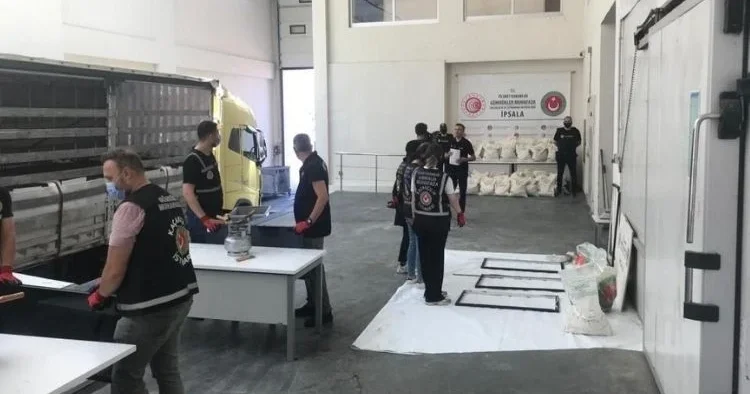 Uyuşturucu tacirlerine darbe… Sınır kapısında 1,5 ton uyuşturucu ele geçirildi