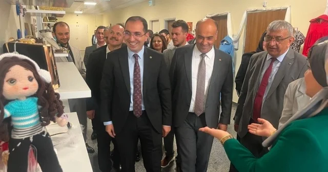 Toplum Ruh Sağlığı Merkezi kursiyerlerinin el emeği ürünleri sergilendi Giyim, resim ve el sanatları alanlarında hazırlanan yaklaşık 800 ürünün yer aldığı sergi, yoğun ilgi gördü Kütahya Haberleri