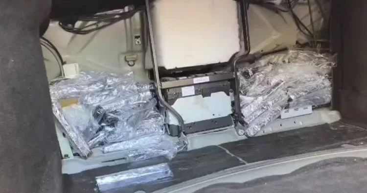 Hatay’da otomobildeki zuladan onlarca silah parçası çıktı