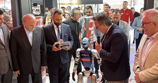 Mağazasının anahtarını G1 robotu teslim etti MediaMarkt ın 104. mağazası insansı robotun katıldığı törenle açıldı Düzce Haberleri
